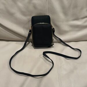 Sleek Black Crossbody Bag with Adjustable Strap